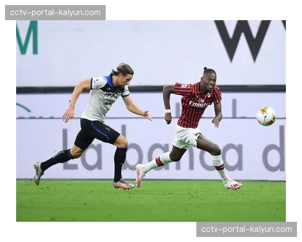 读秒绝平！亚特兰大球员库普梅纳斯任意球直接破门引爆 Gewiss Stadium